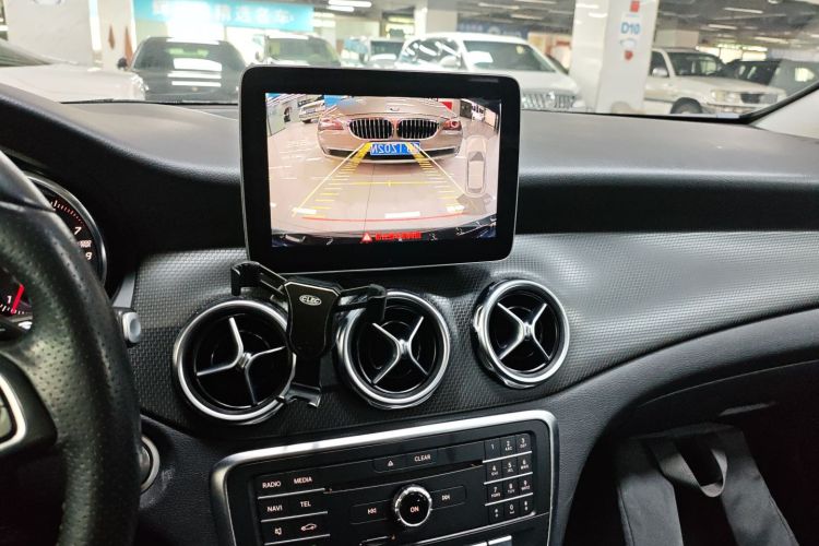 Mercedes-Benz GLA Class 2018 immagine di auto #13