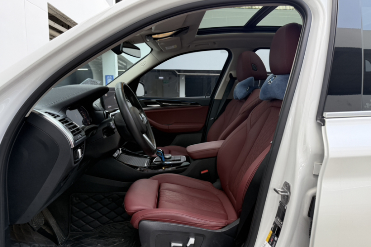 BMW iX3 2023 immagine di auto #13