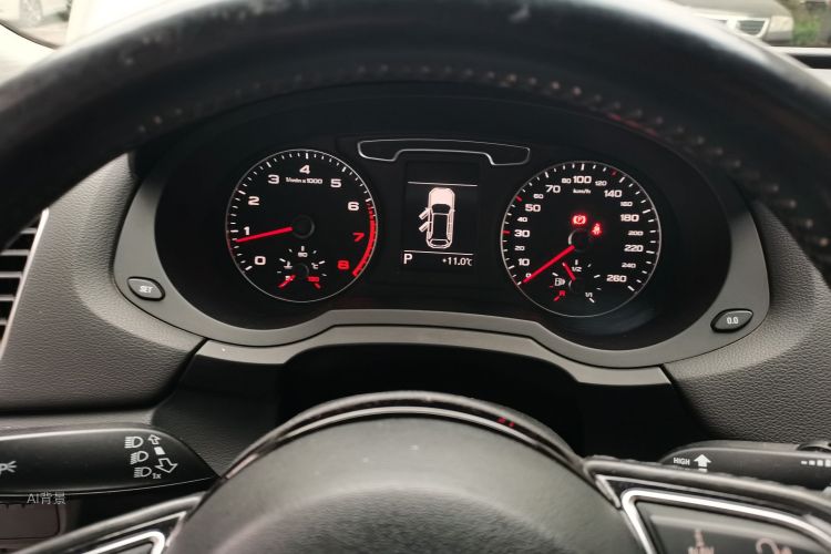 Audi Q3 2014 car image #13