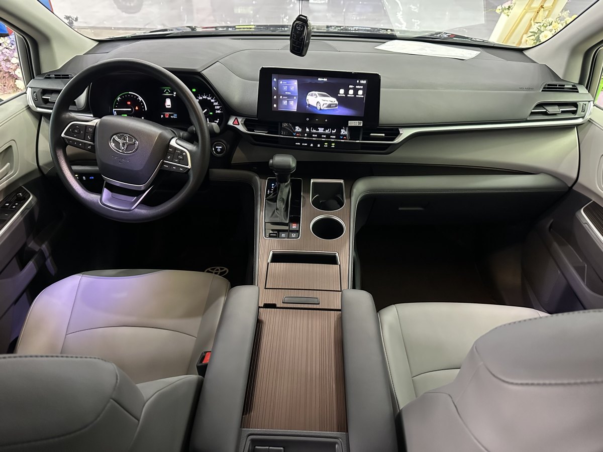 Toyota Granvia 2024 car image #13