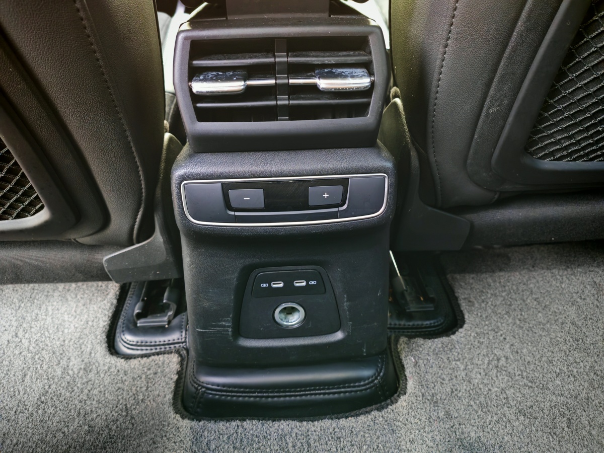 Audi Q4 e-tron 2023 immagine di auto #13