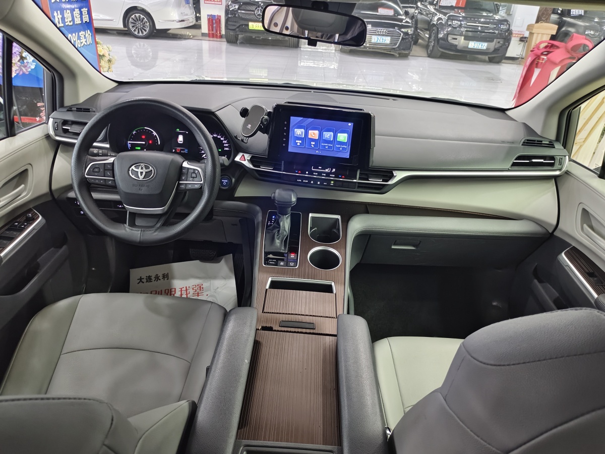 Toyota Granvia 2024 car image #13