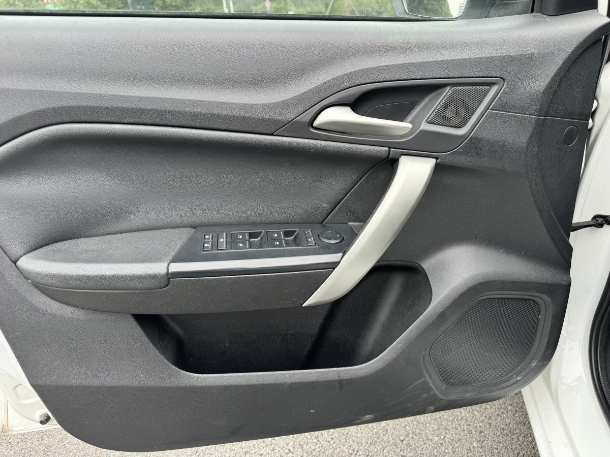 MG GT 2015 car image #13