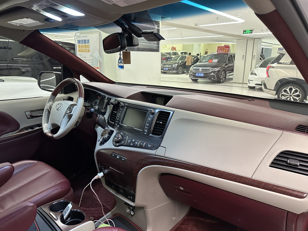 Toyota SIENNA 2014 car image #13