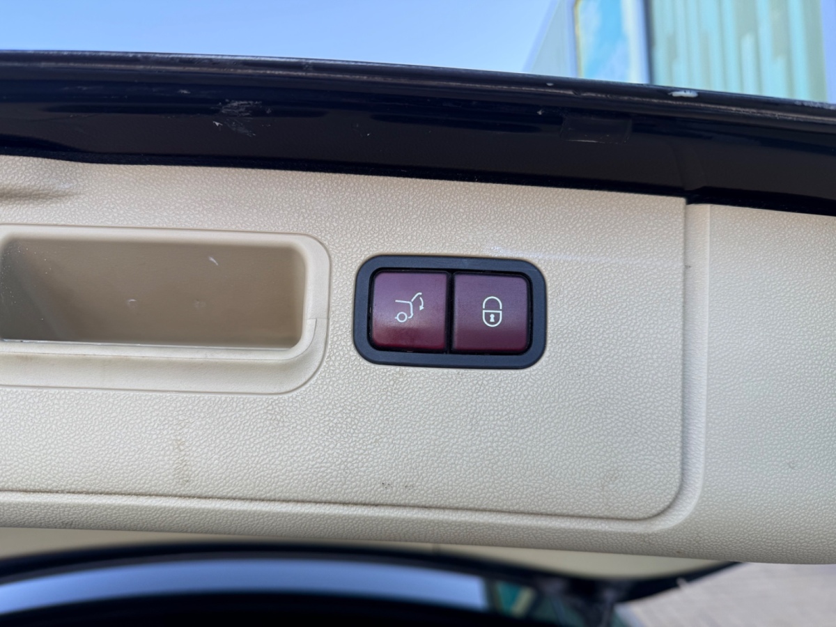 Mercedes-Benz R Class 2010 car image #13