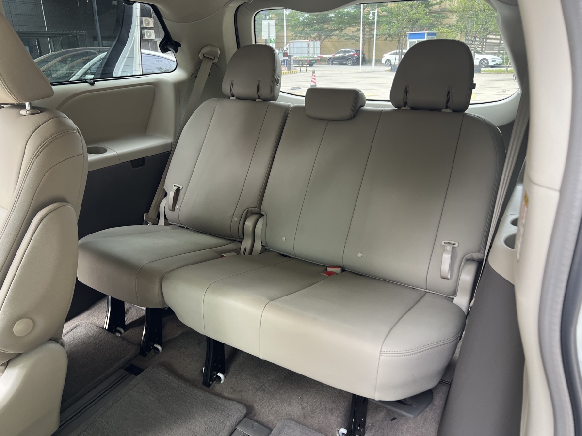 Toyota SIENNA 2018 #13 Toyota SIENNA 2018 car image #13