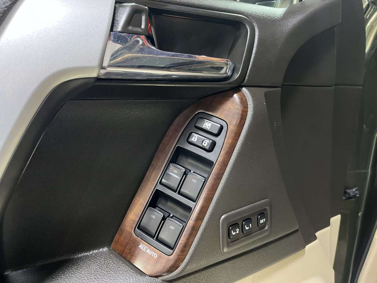 Toyota Land Cruiser Prado 2011 car image #13