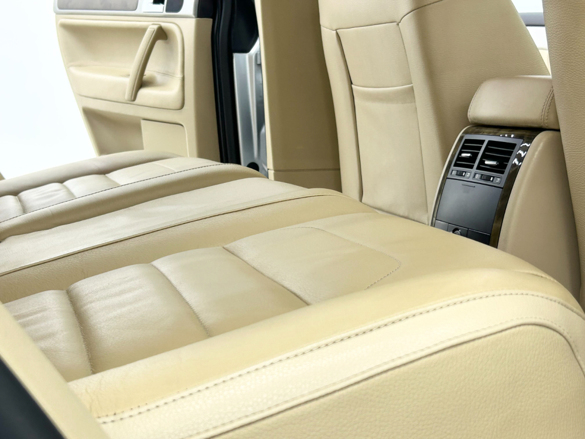 Volkswagen Touareg 2010 car image #13