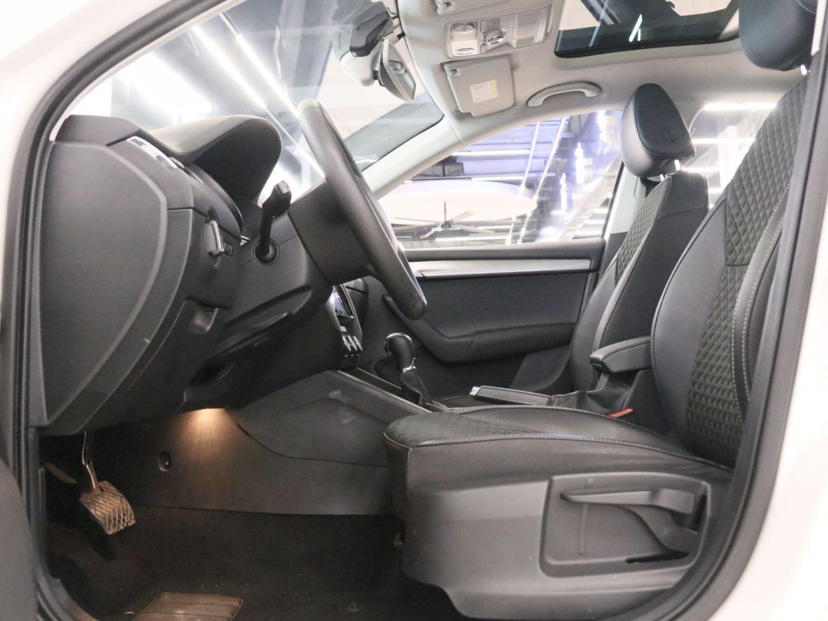 Skoda Octavia 2020 car image #13
