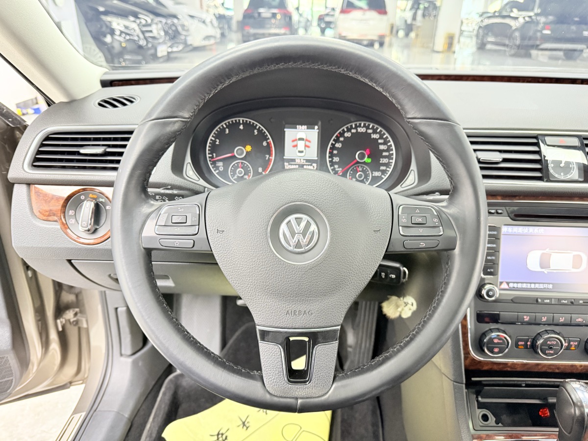 Volkswagen Passat 2012 car image #13