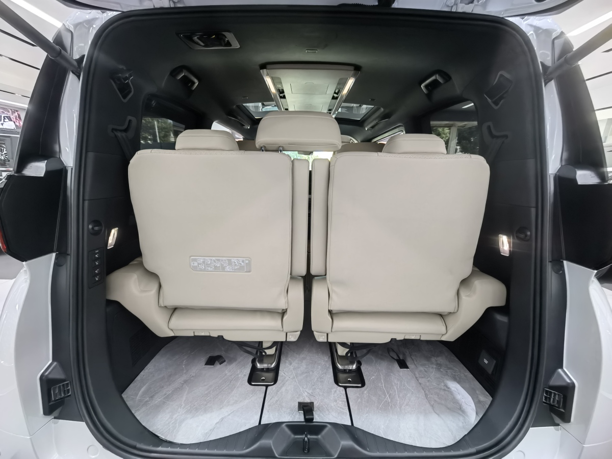 Toyota Alphard 2024 car image #13