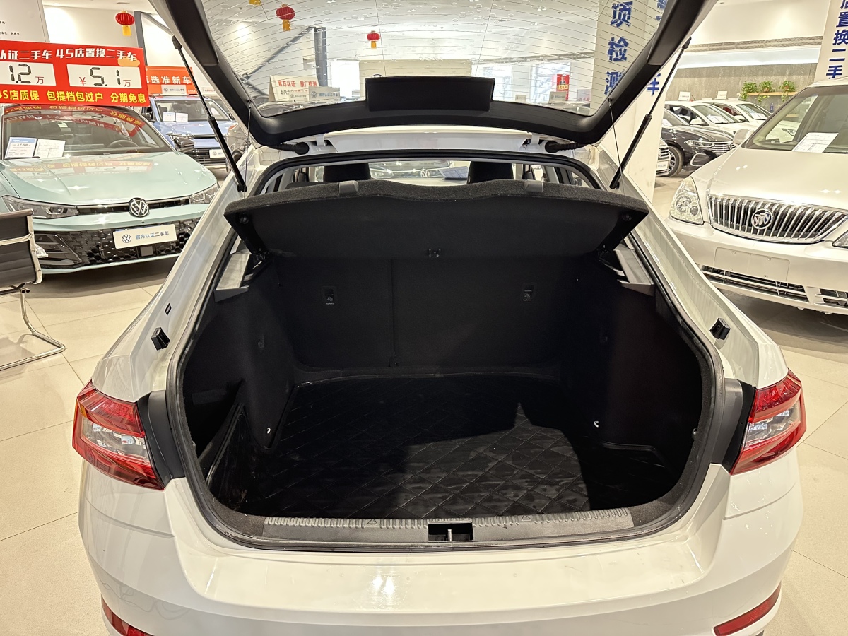 Skoda Octavia 2020 car image #13