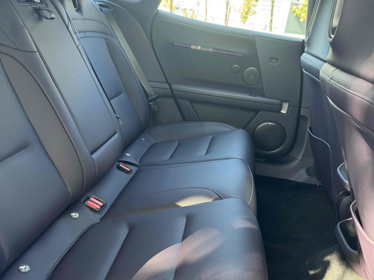 Avatr 06 2025 car image #13