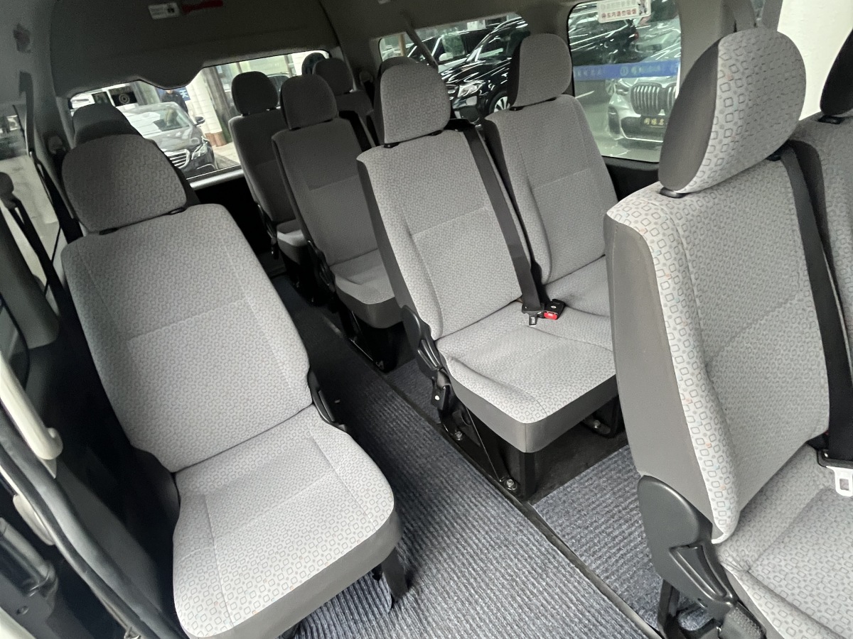 Toyota Hiace 2016 car image #13