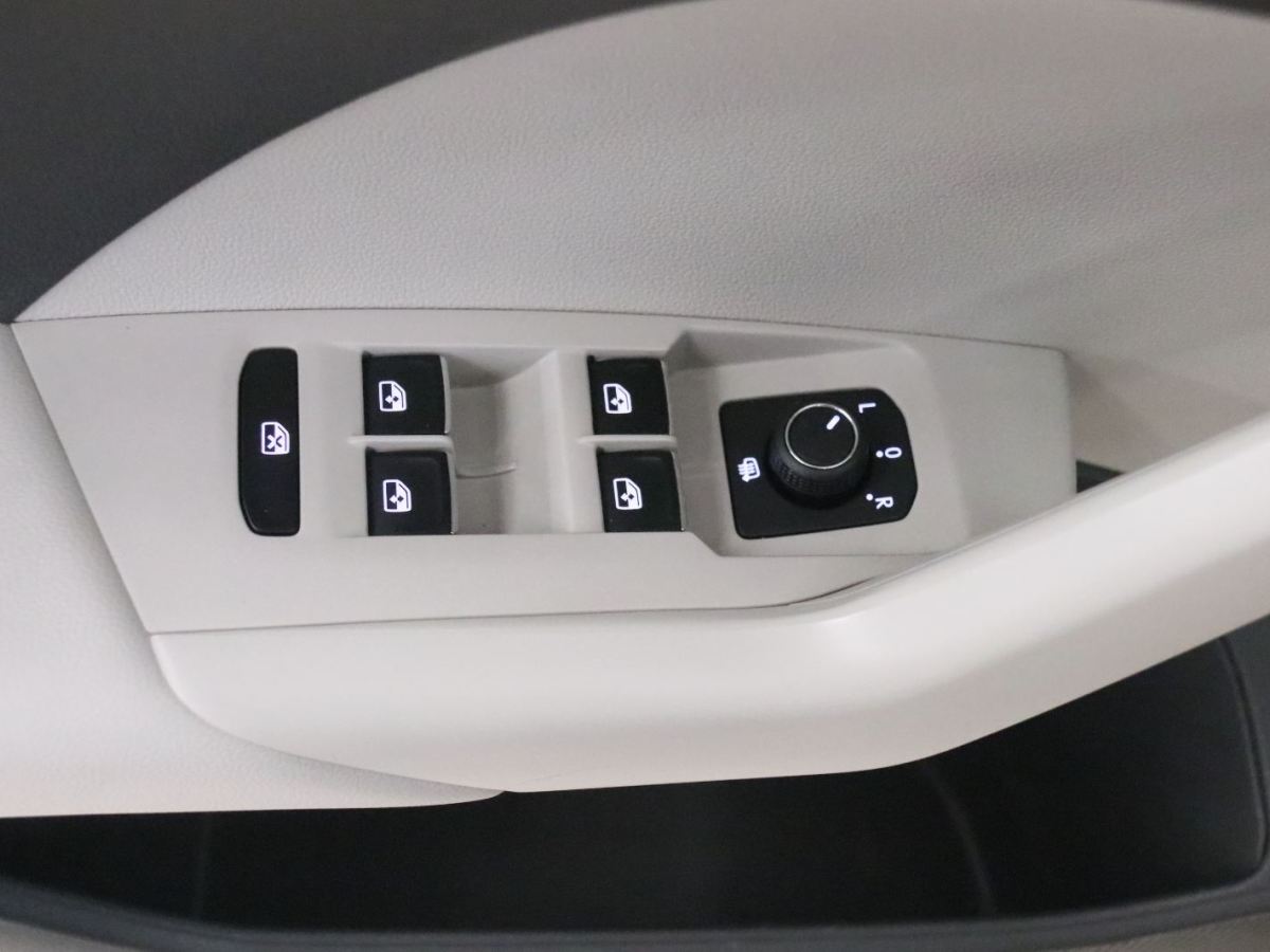 Volkswagen T-Cross 2022 car image #13