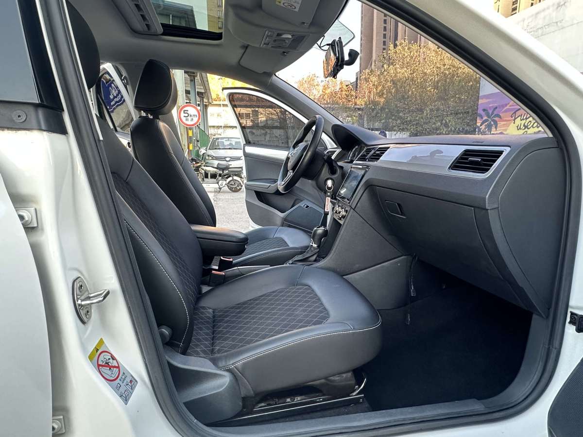 Skoda Rapid 2018 car image #13