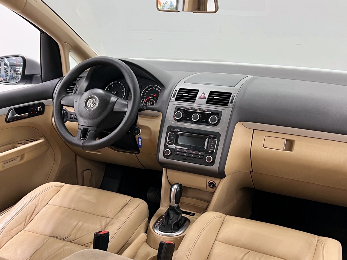 Volkswagen Touran 2012 car image #13