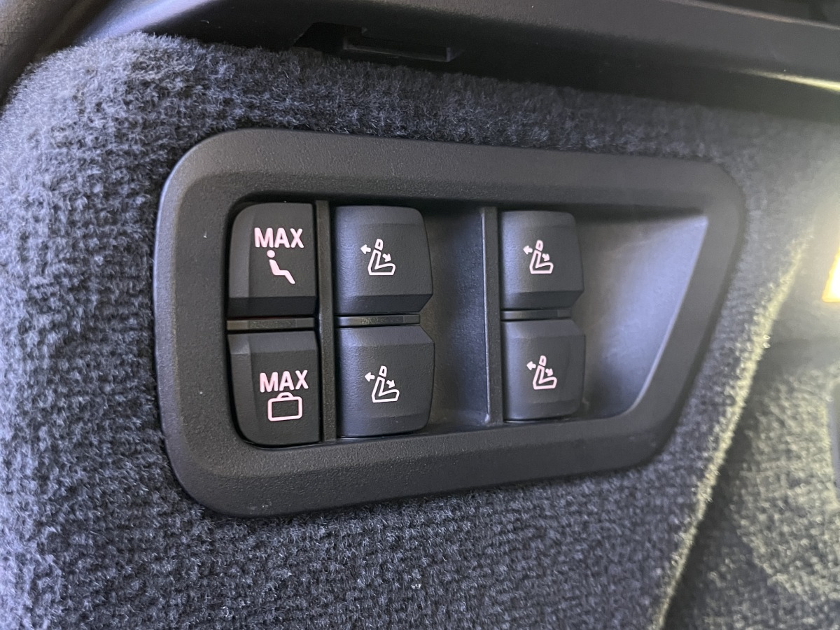 BMW X7 2019 car image #13