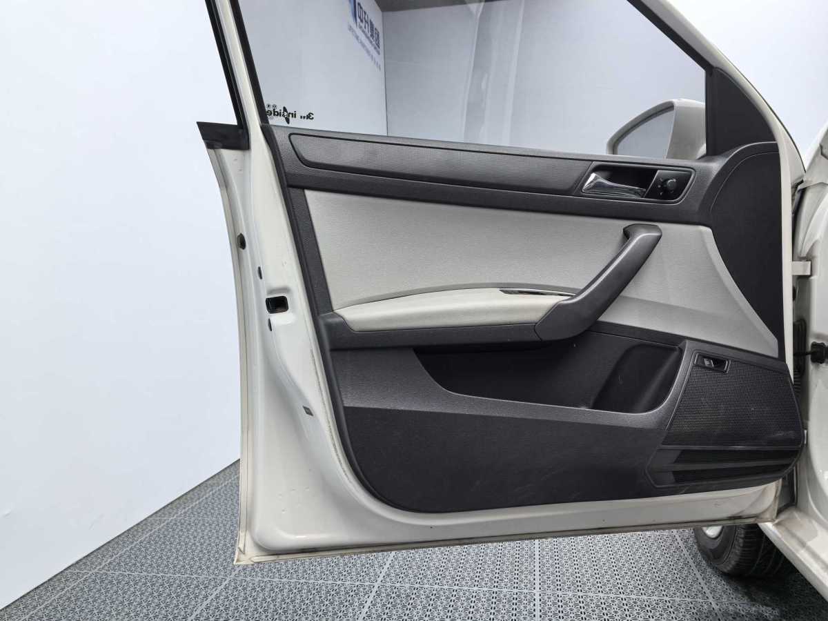 Skoda Rapid 2014 car image #13