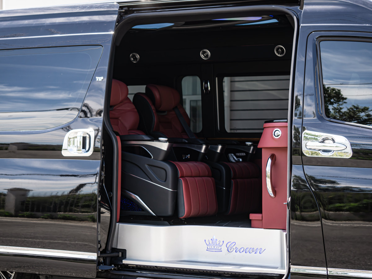 Toyota Hiace 2024 car image #13