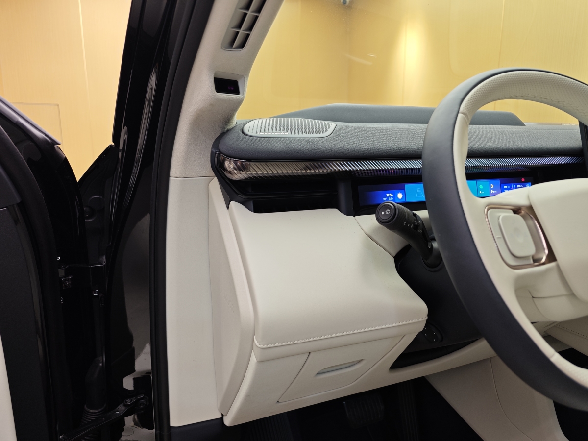Lynk & Co 900 2025 car image #13