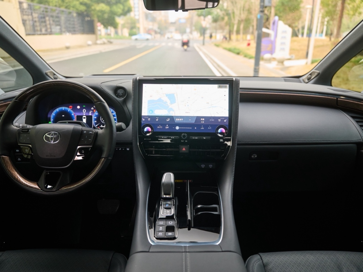 Toyota Alphard 2024 car image #13