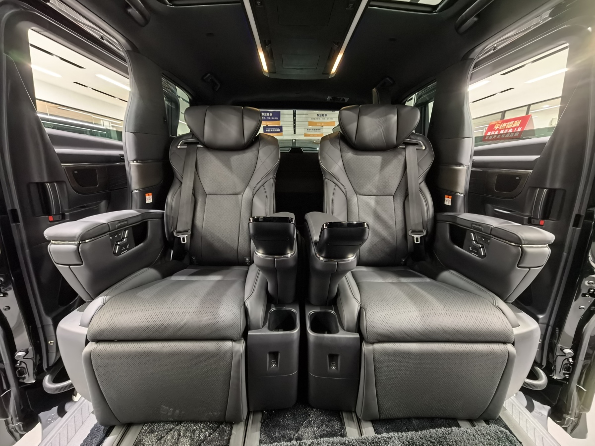 Toyota Vellfire 2025 car image #13