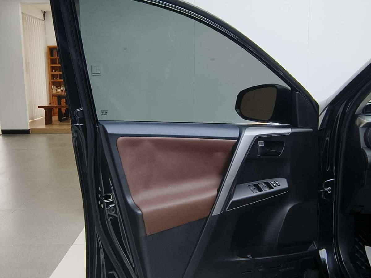 Toyota RAV4 2019 car image #13