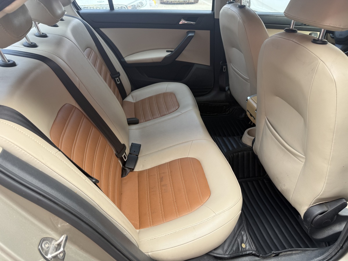 Skoda Rapid 2015 car image #13