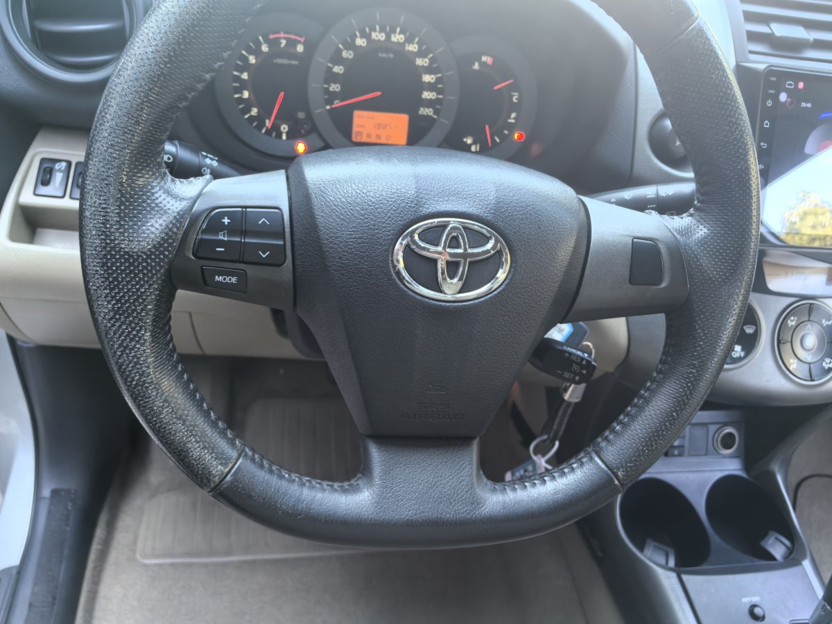 Toyota RAV4 2012 car image #13