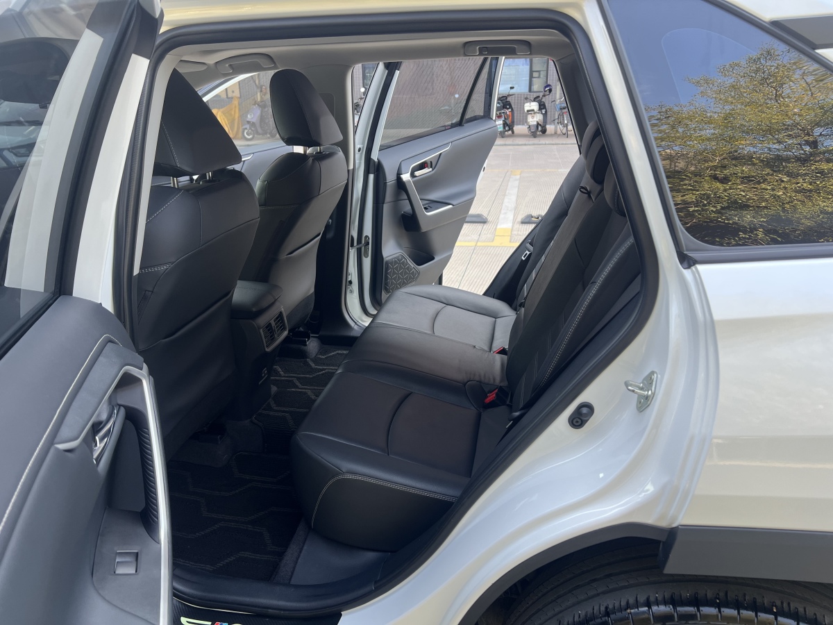 Toyota RAV4 2024 car image #13