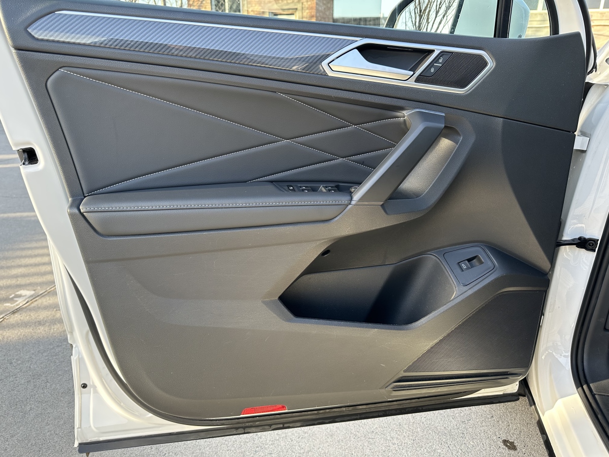 Volkswagen Tiguan L 2021 car image #13