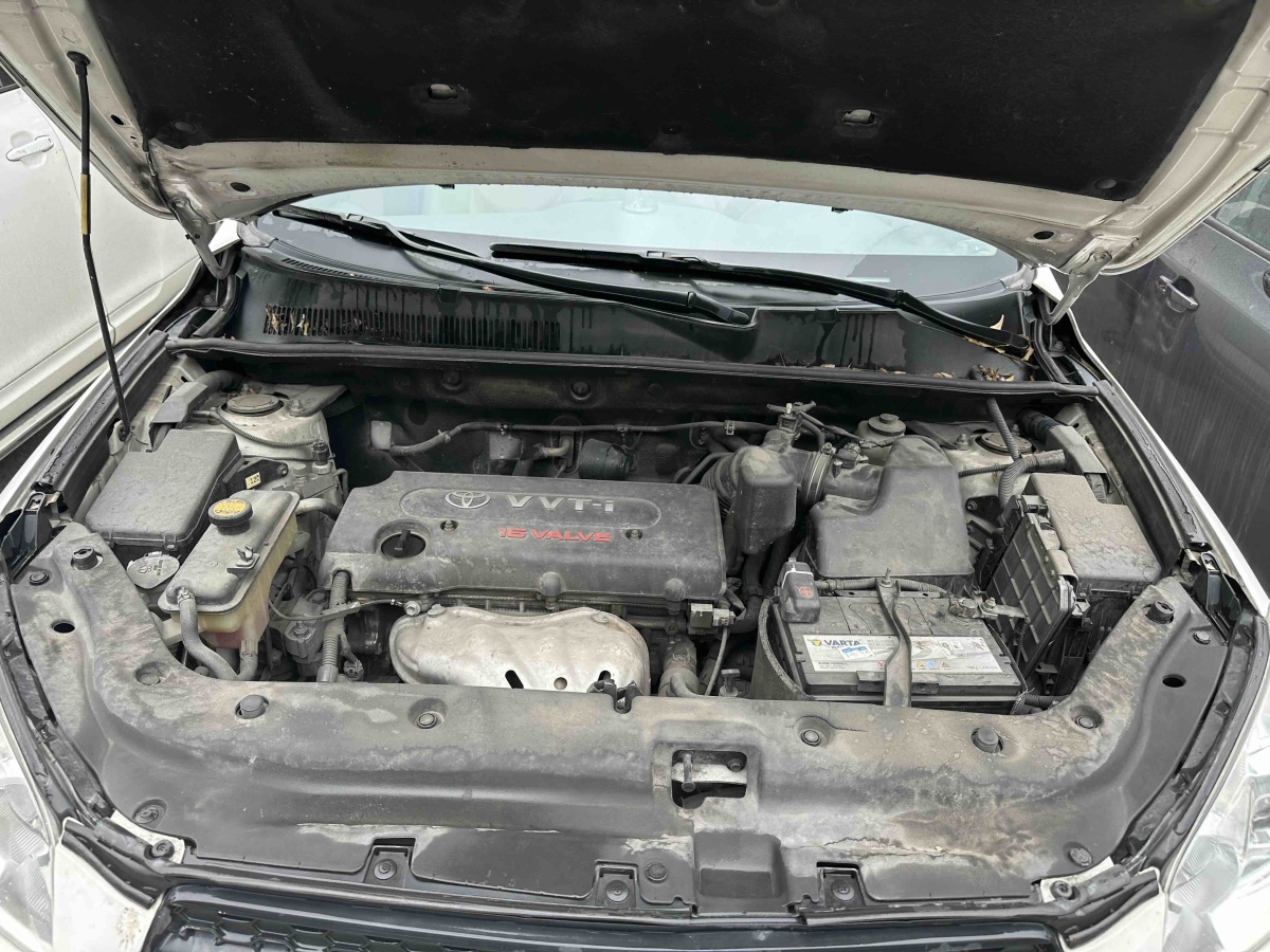 Toyota RAV4 2011 immagine di auto #13