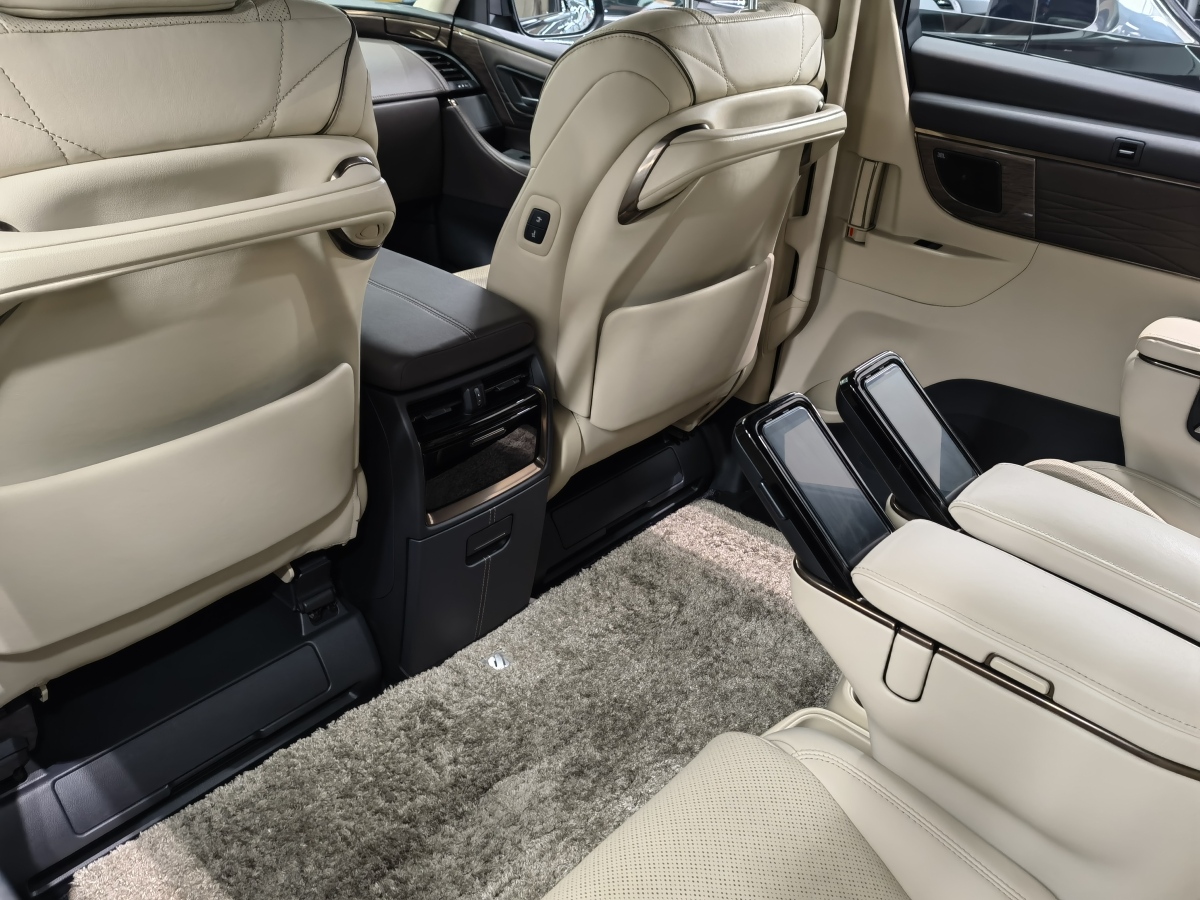 Toyota Alphard 2024 car image #13