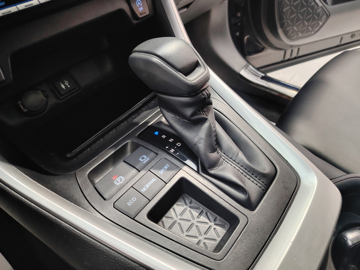 Toyota RAV4 2021 car image #13
