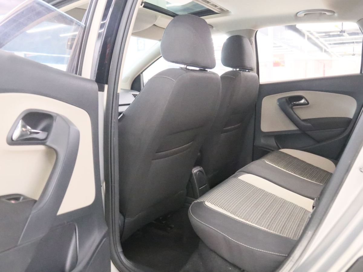 Volkswagen Polo 2014 car image #13