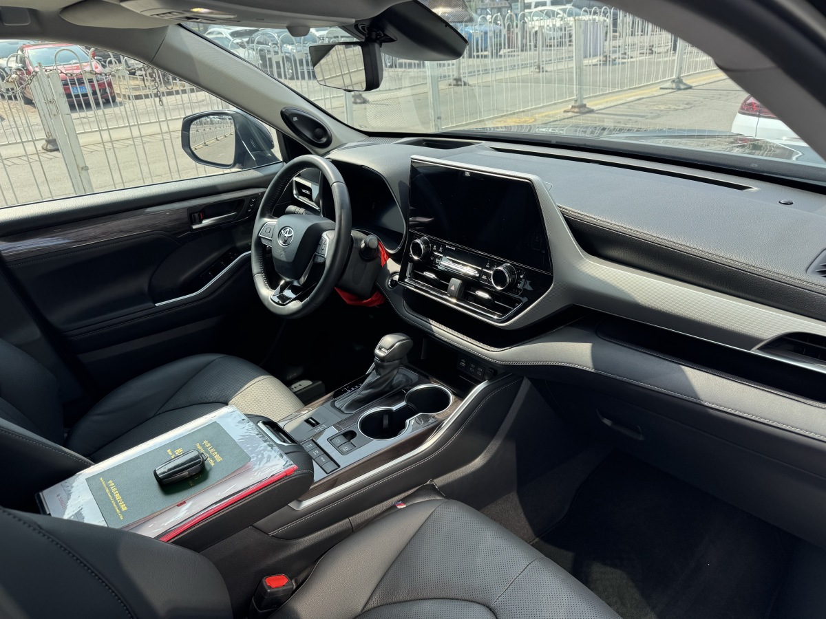 Toyota Highlander 2024 car image #13