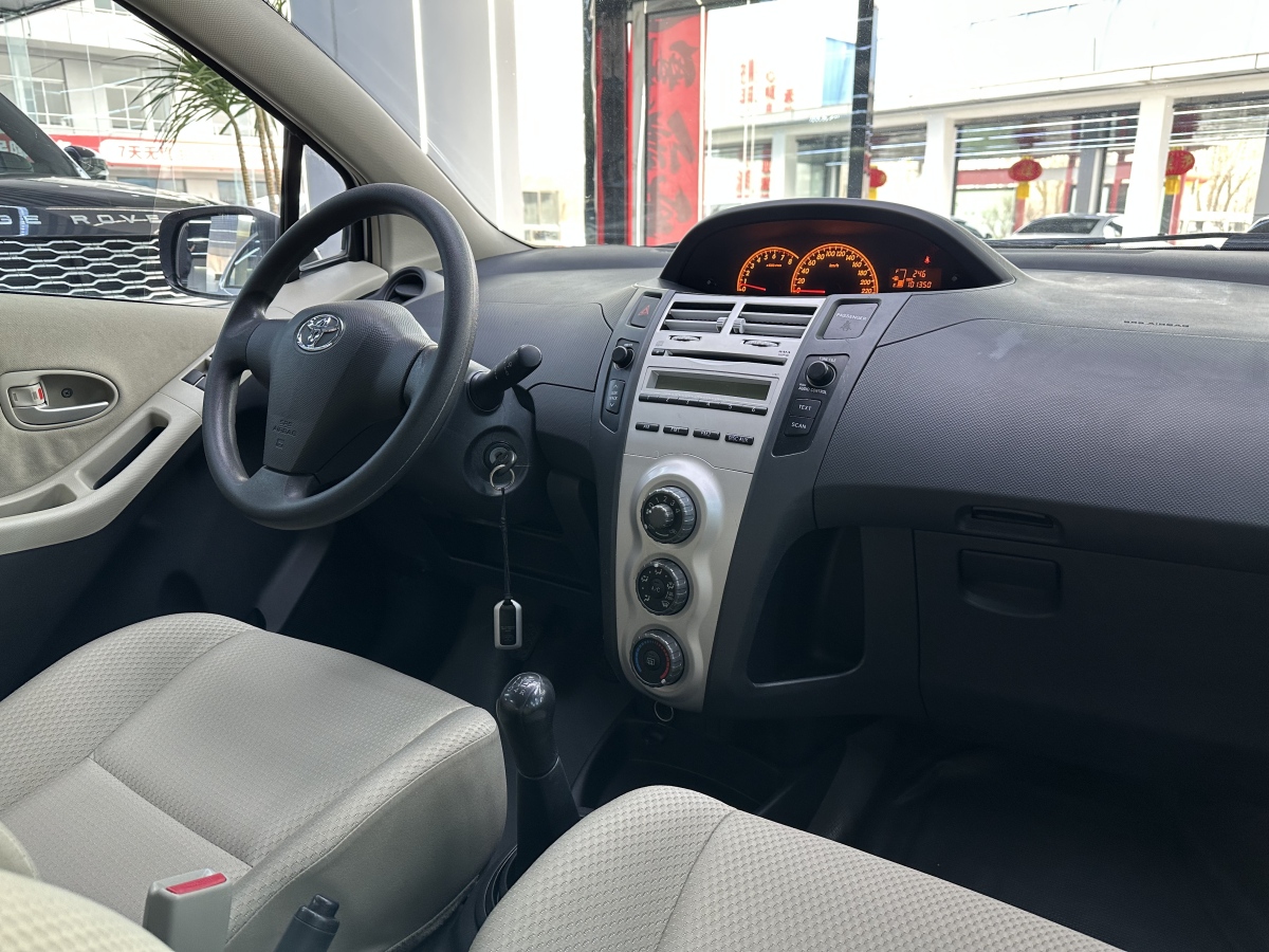 Toyota Yaris 2010 car image #13