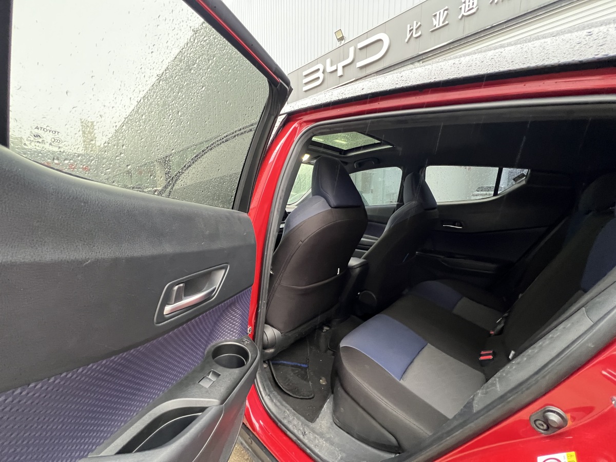 Toyota C-HR 2019 car image #13