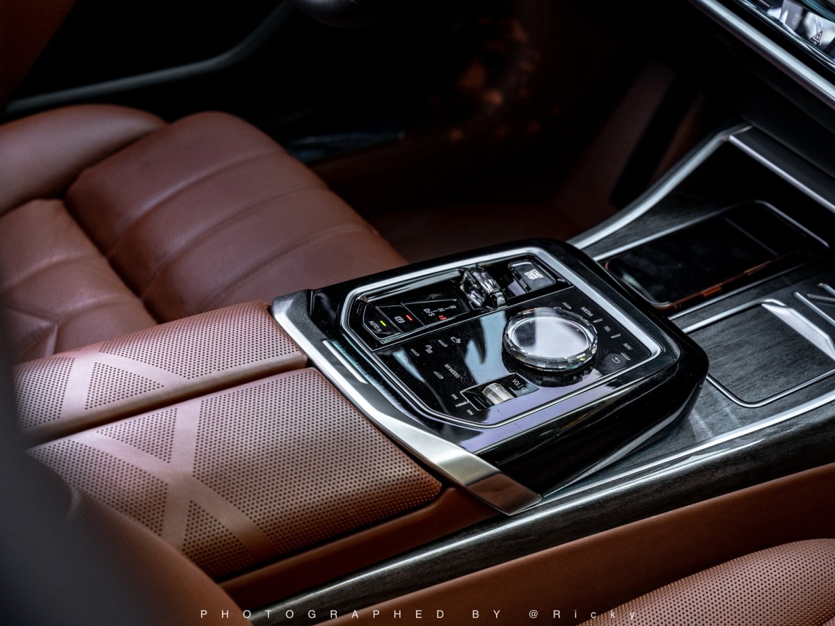 BMW 7 Series 2023 car image #13