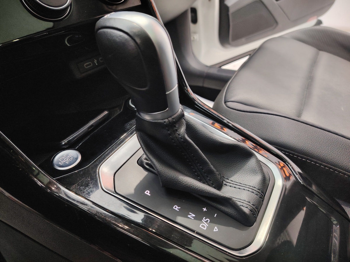 Volkswagen T-Roc 2022 car image #13