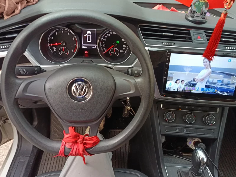 Volkswagen Touran 2018 car image #13