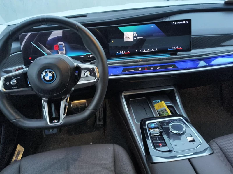 BMW i7 M70L 2023 car image #13