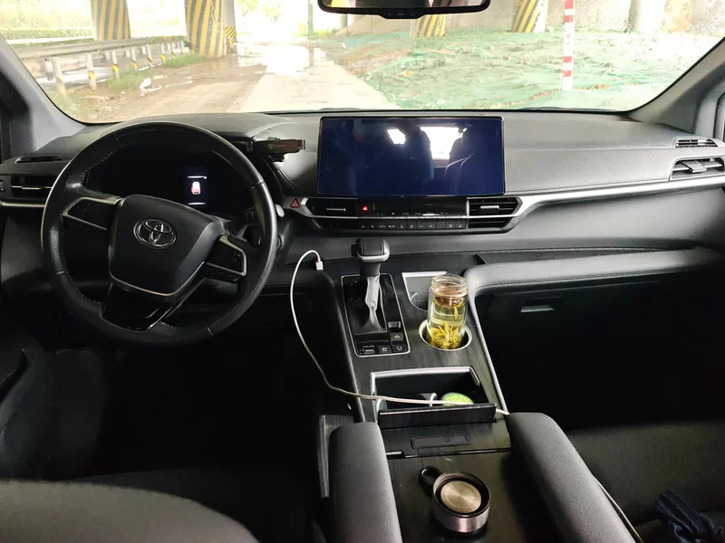 Toyota Sienna 2023 image de voiture #13