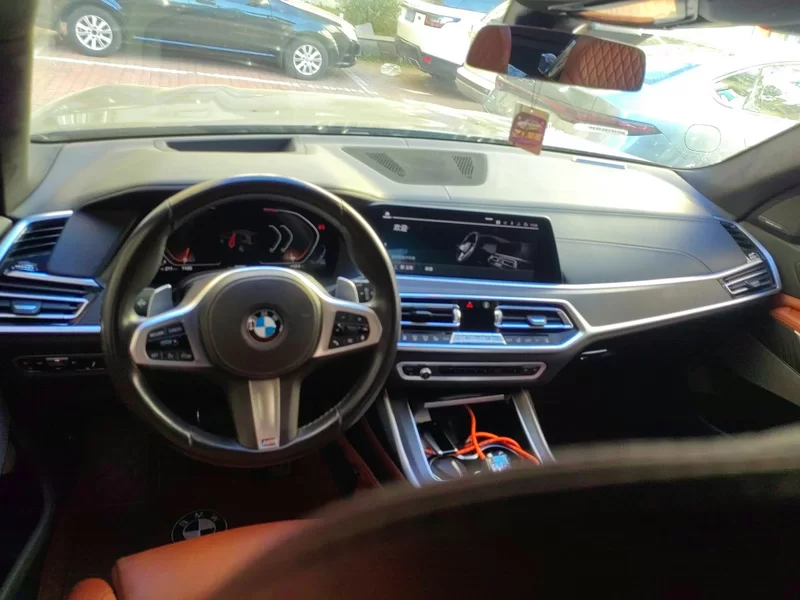 BMW X7 M60i 2021 car image #13
