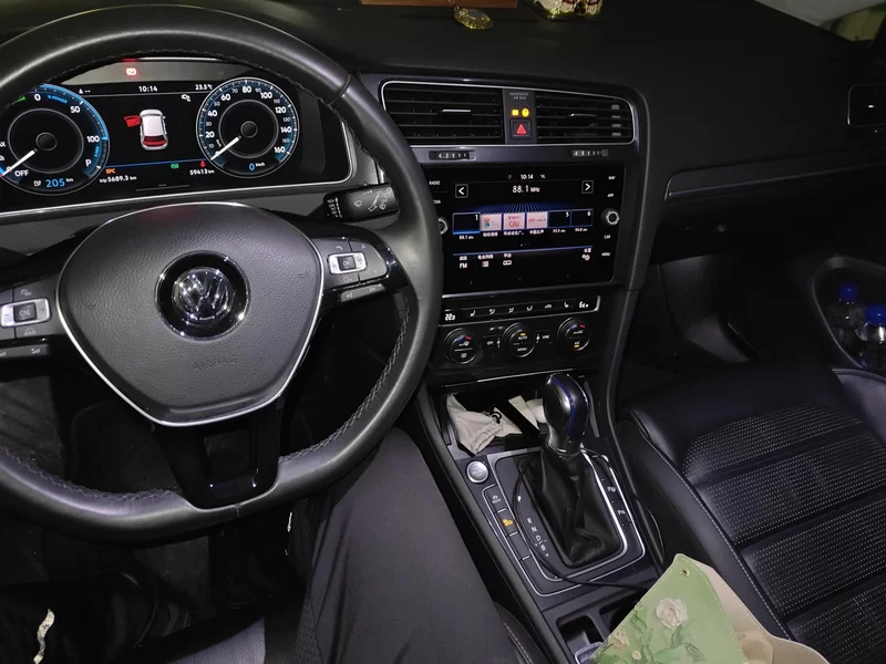 Volkswagen Golf Pure Electric 2018 car image #13