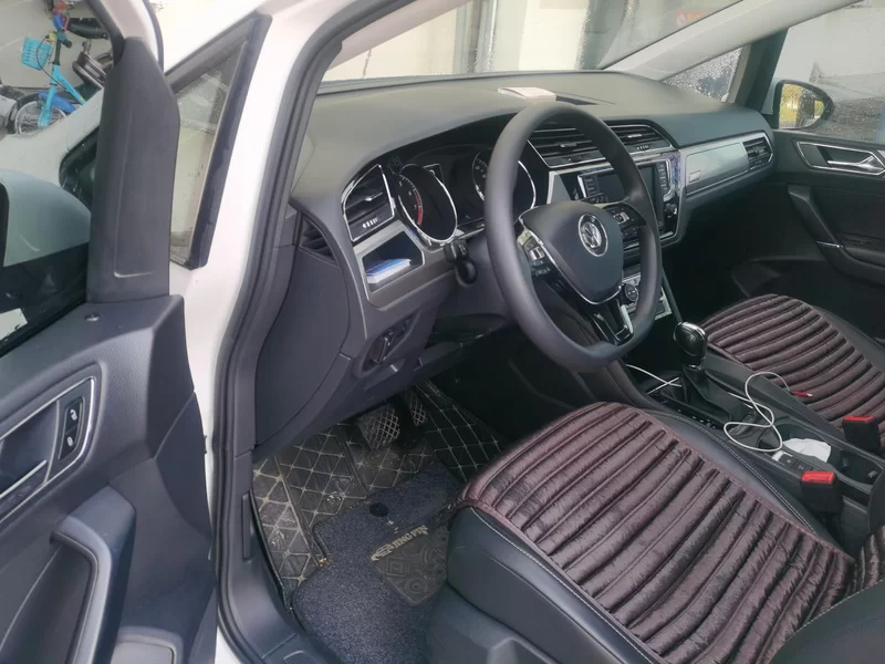 Volkswagen Touran 2018 car image #13