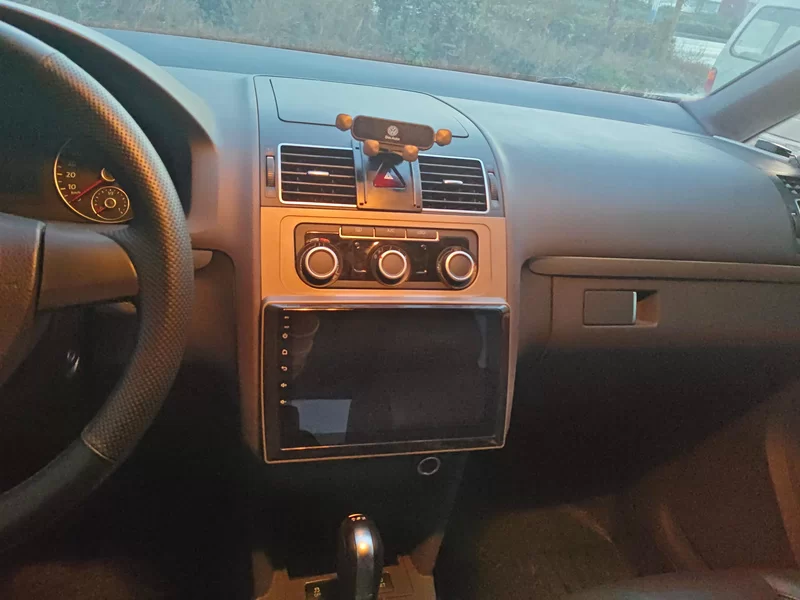 Volkswagen Touran 2015 car image #13