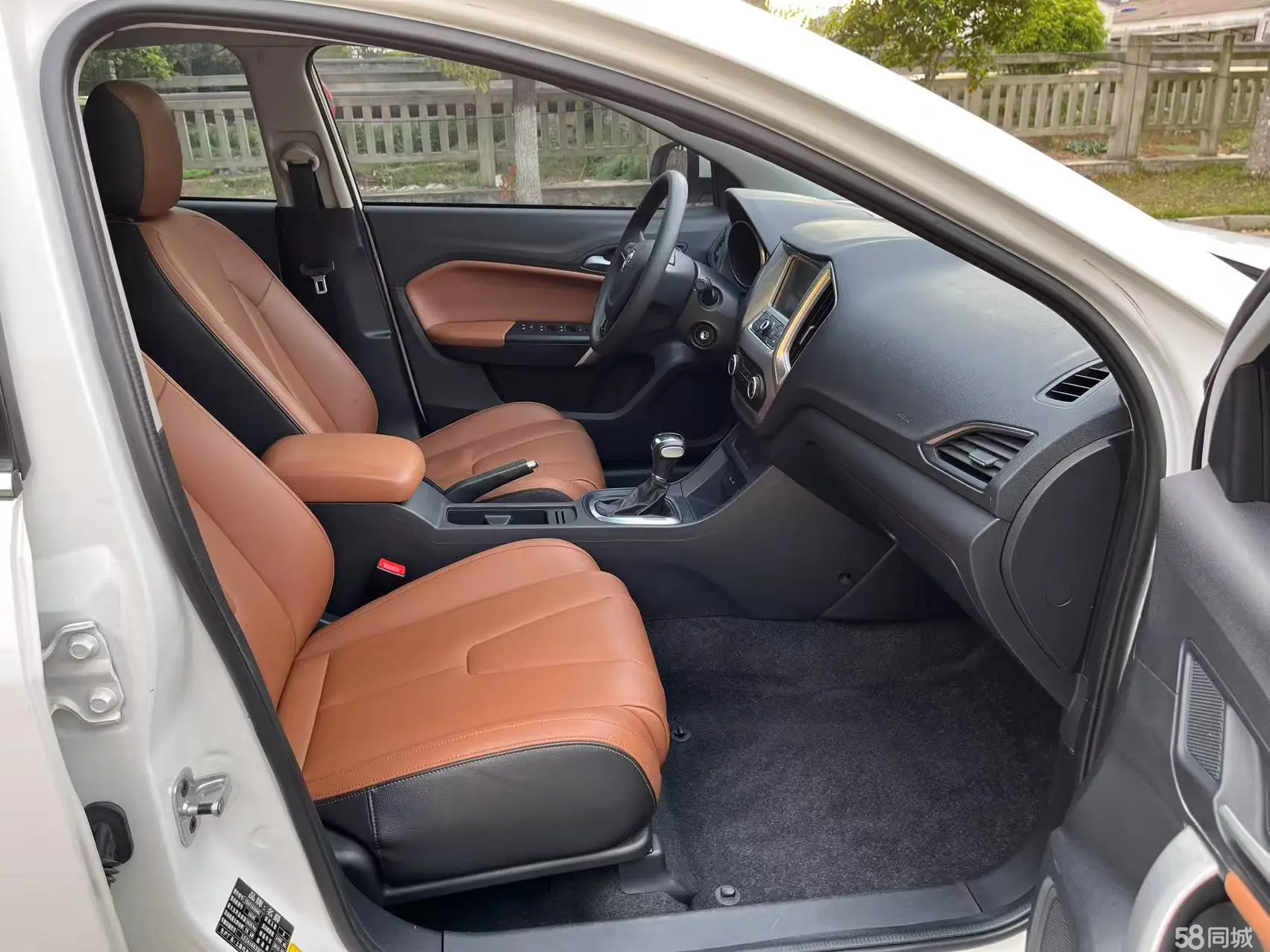 MG GT 2016 car image #13