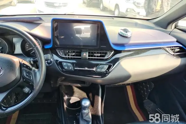 Toyota C-HR 2018 immagine di auto #13